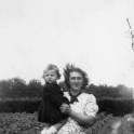 1951 Janna Soer met Alies in de tuin achter Bankenbosweg 92