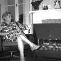 1968 Janna Soer op haar favoriete plek voor de kachel