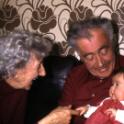 1979 Marieke met opa en oma Vos
