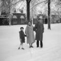 1958 Tienke met ma en pa Pals